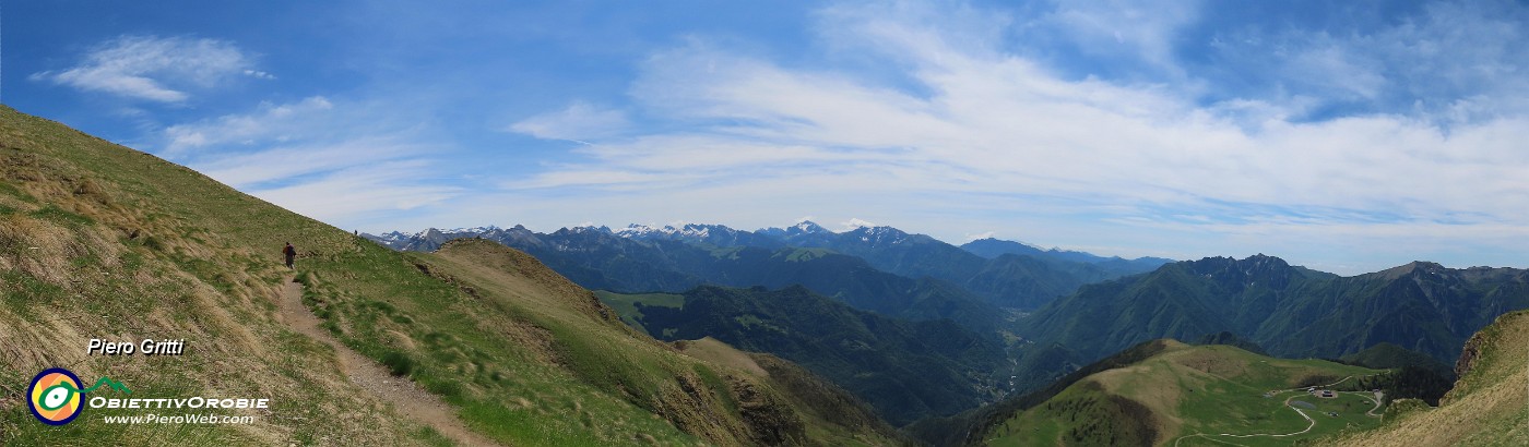 33 Sul 101 a sx Monte Foppa a dx, al centro Val Brembana, in basso Piani Avaro.jpg